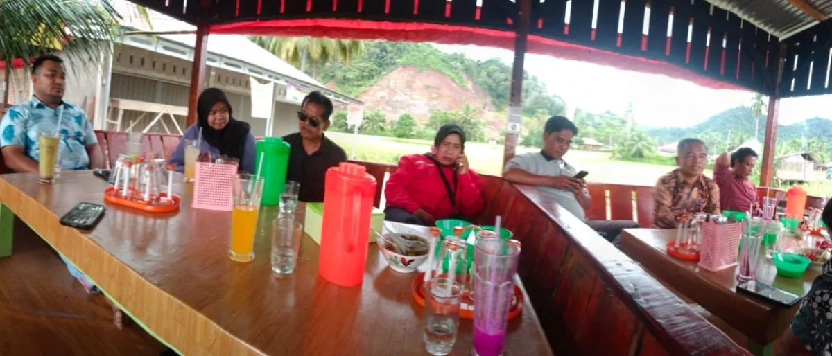 Ketua Forum Wartwan Parlemen bersama Kadis kominfo Kab. Padang Pariaman. Dok KlikGenZ