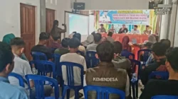 Peserta dari generasi muda nagari serius mendengarkan pemaparan narkoba dan bahaya dari narasumber dari polres pariaman dalam acara sosialisasi bahaya narkoba di Nagari III Koto Aur Malintanh Selatan, di aula kantor wali Nagari.