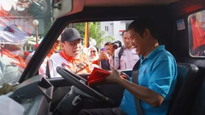 Pemko Padang Bagikan 15 Ribu Bendera Merah Putih, Ajak Warga Kibarkan Semangat Kemerdekaan