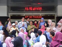 Dulu Demo Tuntut Nasib, Kini Demo Syukur: Pegawai Honorer Padang Pariaman Persembahkan Hasil Bumi untuk Bupati