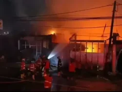 Kebakaran Hebat Ludeskan Rumah dan Deretan Toko di Banda Buek, Kerugian Rp2,5 Miliar