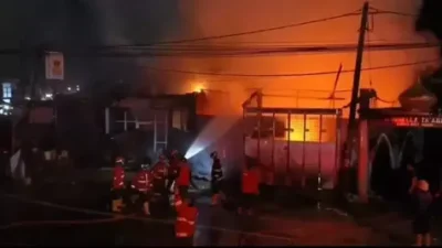 Kebakaran Hebat Ludeskan Rumah dan Deretan Toko di Banda Buek, Kerugian Rp2,5 Miliar