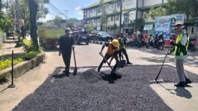 Banjir Rusak Jalan Kota Padang, DPUPR Lakukan Patching di Sejumlah Titik