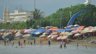 Libur Nataru 2026, Pantai Padang Dipadati Wisatawan dan Dongkrak Ekonomi Warga