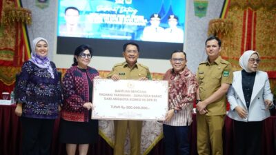 Komisi VII DPR RI Kunjungi Padang Pariaman, Salurkan Bantuan Rp500 Juta untuk UMKM, Ekraf dan Pariwisata Pascabencana