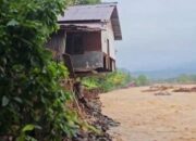 Rumah Warga di Koto Tangah Padang Terancam Ambruk Usai Banjir Bandang