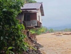 Rumah Warga di Koto Tangah Padang Terancam Ambruk Usai Banjir Bandang