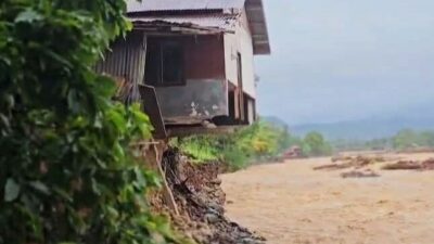 Rumah Warga di Koto Tangah Padang Terancam Ambruk Usai Banjir Bandang