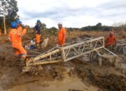 Perjuangan Petugas PLN Taklukkan Medan Terjal Aceh Demi Kembalinya Listrik Pasca Banjir
