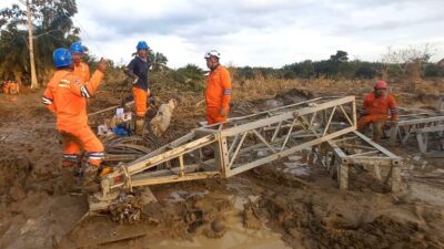 Perjuangan Petugas PLN Taklukkan Medan Terjal Aceh Demi Kembalinya Listrik Pasca Banjir
