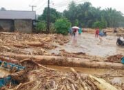 Relawan Medan Terobos Banjir dan Lumpur, Irham Hasibuan Selamatkan Warga dengan Alat Seadanya