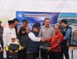 Mendikdasmen Abdul Mu’ti Tinjau Pemulihan Sekolah Terdampak Banjir dan Longsor di Agam