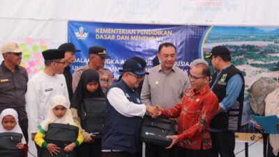 Mendikdasmen Abdul Mu’ti Tinjau Pemulihan Sekolah Terdampak Banjir dan Longsor di Agam