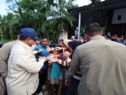 Presiden Prabowo Disambut Indonesia Raya di Posko Pengungsian Agam, Pastikan 100 Huntara Dibangun