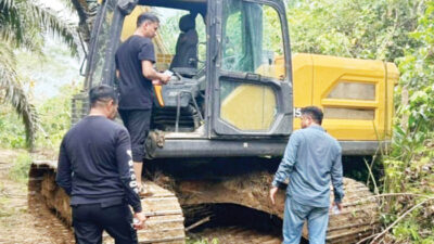 Polda Sumbar Segel 4 Ekskavator PETI di Pasaman Barat, Tambang Emas Ilegal Dibongkar Total