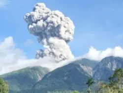 Gunung Marapi Erupsi Lagi, Kolom Abu 300 Meter Mengarah ke Utara-Timur Laut