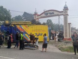 Kecelakaan Beruntun di Pendakian Panyalaian Tanah Datar, Truk Kargo Terguling