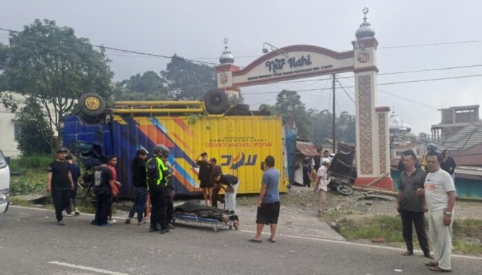 Kecelakaan Beruntun di Pendakian Panyalaian Tanah Datar, Truk Kargo Terguling