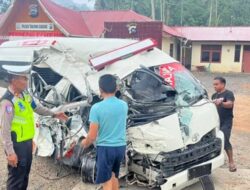 Ambulans RS Bangko Kecelakaan di Sijunjung, Tabrak Truk Hino Saat Rujuk Pasien