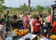 TNI AD Salurkan Ribuan Liter Air Bersih untuk Warga Terdampak Banjir Bandang Padang