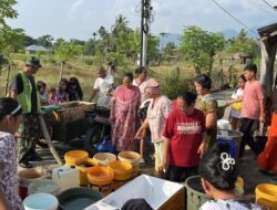 TNI AD Salurkan Ribuan Liter Air Bersih untuk Warga Terdampak Banjir Bandang Padang