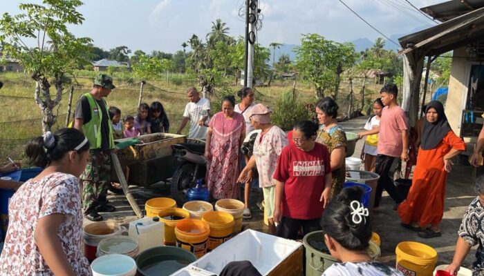 TNI AD Salurkan Ribuan Liter Air Bersih untuk Warga Terdampak Banjir Bandang Padang
