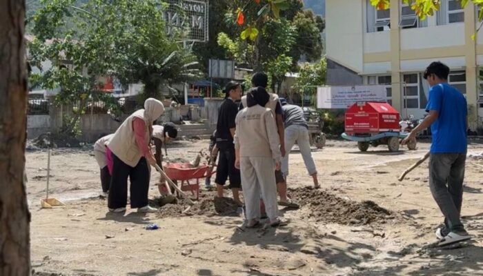Gotong Royong Pascabencana Longsor Maninjau, Ratusan Warga dan Polri Turun Tangan
