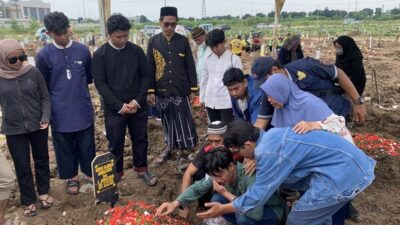 Isak Tangis Pemakaman Tiga Korban Satu Keluarga di Tanjung Priok, Polisi Tunggu Hasil Toksikologi