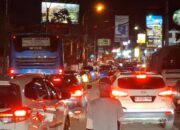 Lalin Puncak Bogor Padat hingga Malam, Polisi Siapkan One Way Sepenggal di Titik Rawan