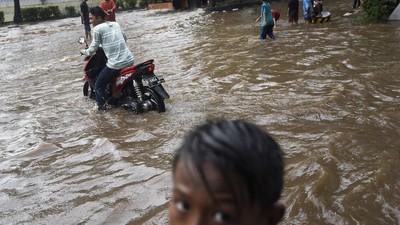 Banjir dan Longsor Terjang Tanjung Raya Agam, 20 Rumah Terendam dan Jalan Provinsi Lumpuh