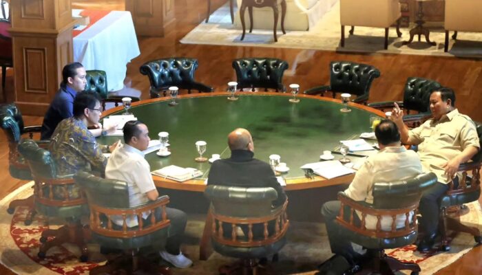 Prabowo Kumpulkan Menteri Ekonomi di Hambalang, Tekankan Negosiasi Global Harus Untungkan Indonesia