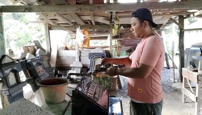 Berkah Ramadan, Perajin Batu Nisan di Desa Pauh Pariaman Kebanjiran Pesanan