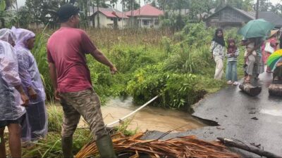 Jalan Penghubung Dua Nagari di Patamuan Padang Pariaman Amblas Akibat Hujan Deras, Warga Bangun Jembatan Darurat