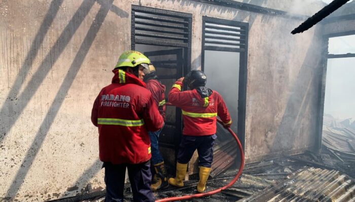 Rumah PNS di Kalumbuk Padang Ludes Terbakar, Kerugian Capai Rp500 Juta