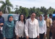 Ketua TP-PKK Padang Pariaman Nita Christanti Azis (baju khas PKK) bersama rombongan Tim Seruni Kabinet Merah Putih saat meninjau lokasi kegiatan sosial di Kabupaten Padang Pariaman, Sumatera Barat, Senin (9/2/2026).