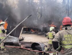 Gudang Solar Ilegal di Pekanbaru Terbakar, Tujuh Unit Damkar Dikerahkan
