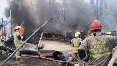 Gudang Solar Ilegal di Pekanbaru Terbakar, Tujuh Unit Damkar Dikerahkan