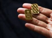 Harga Emas Dunia Tertekan Dolar AS, Pasar Cermati Arah The Fed di Era Kevin Warsh