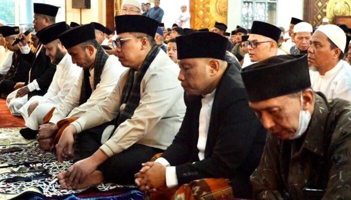 Ribuan Jemaah Padati Salat Id di Masjid Agung Manarul ‘Ilmi Padang Panjang, Hujan Tak Surutkan Antusias