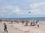 Lonjakan Wisatawan Pesta Pantai Pasaman Barat Tembus Ribuan, UMKM dan Ekonomi Lokal Ikut Terdongkrak
