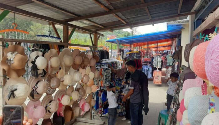 Libur Lebaran 2026 Dongkrak UMKM Wisata, Pedagang Pantai Air Manis Raup Omzet Hingga Rp2 Juta per Hari