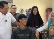 Udin Remaja di Padang Pariaman Akhirnya Bisa Mendengar, Bupati John Kenedy Azis Serahkan Alat Bantu Dengar