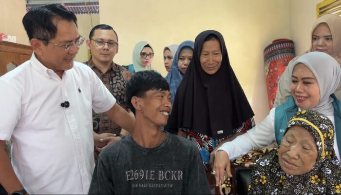 Udin Remaja di Padang Pariaman Akhirnya Bisa Mendengar, Bupati John Kenedy Azis Serahkan Alat Bantu Dengar
