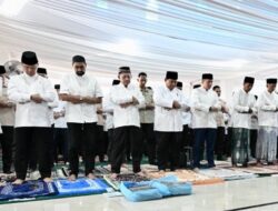 Prabowo Salat Idulfitri di Huntara Aceh Tamiang, Salurkan 7.000 Paket Bantuan