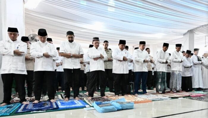 Prabowo Salat Idulfitri di Huntara Aceh Tamiang, Salurkan 7.000 Paket Bantuan