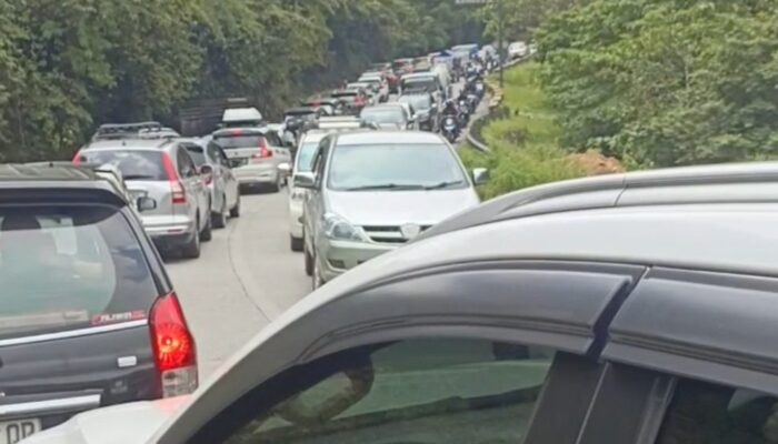 Kemacetan Parah di Sitinjau Lauik Padang, Antrean Kendaraan Capai 2 Kilometer