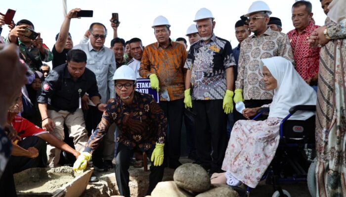 Mendes PDT Serahkan 2 Juta Bibit dan Resmikan Josal FC Academy di Pariaman