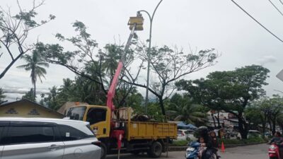 Pemko Padang Intensifkan Perbaikan Lampu Jalan di Indarung, 8 Titik PJU Berhasil Diperbaiki