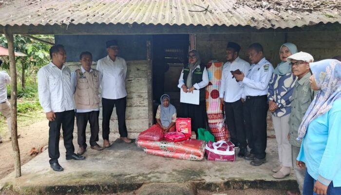 Miris! Lansia 72 Tahun Hidup Sendiri di Rumah Nyaris Roboh, Pemkab Padang Pariaman Turun Tangan