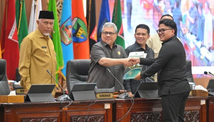 Mahyeldi Soroti Ranperda Pendidikan dan Perlindungan Petani di DPRD Sumbar